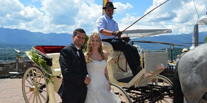 Hochzeit - Art der Location: Eventlocation - Ankunft des Brautpaares mit der Pferde-Kutsche - Burg Landskron