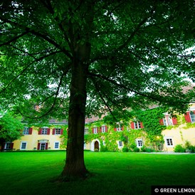 Hochzeit: Genießen Sie die Gartenanlagen des Schloss Ottersbach.
Foto © greenlemon.at - Schloss Ottersbach