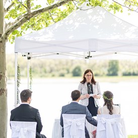 Hochzeit: Eine Trauung auf der Hochzeitsinsel mit Blick auf die riesige Parkanlage. - VILA VITA Pannonia