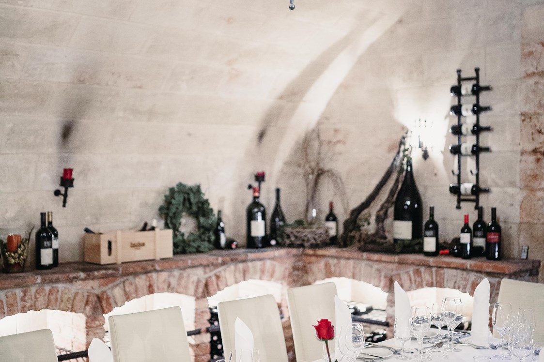 Hochzeit: Eine Hochzeitstafel im hauseigenen Weinkeller VITAKELLA. - VILA VITA Pannonia