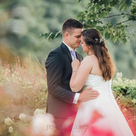 Hochzeit: Die Umgebung bietet unzählige tolle Fotogelegenheiten für ein intimes Brautpaarshooting. - Gut Hermeshof