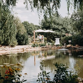 Hochzeit: Ein kleiner Teich rundet die Gartenanlage des Landhaus Alte Schmiede ab. - Landhaus Alte Schmiede