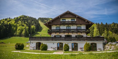 Hochzeit - Art der Location: Hotel - Fischbachau - Außenansicht des Berghotels Sonnenbichl oberhalb von Bad Wiessee am Tegernsee. - Berghotel Sonnenbichl