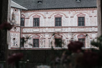 Hochzeit: Blick von der langen Tafel auf den Arkaden rein in den Renaissance Innenhof - Schloss Tratzberg