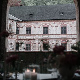 Hochzeit: Blick von der langen Tafel auf den Arkaden rein in den Renaissance Innenhof - Schloss Tratzberg
