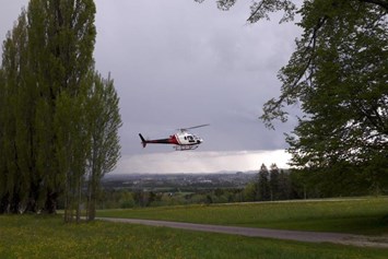 Hochzeit: Der Hubschrauber bringt das frisch vermählte Brautpaare zum Hof Groß Höllnberg. - Hof Groß Höllnberg