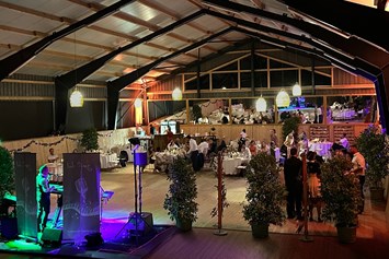 Hochzeit: Eventhalle am Abend - Schloss Falkenhaus