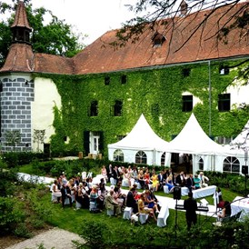 Hochzeit: Standesamtliche Trauung im englischen Garten des Schloss Ernegg - Schloss Ernegg