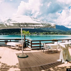 Hochzeit: Romantischer Augenblick an der Bootsanlegestelle - Inselhotel Faakersee - Inselhotel Faakersee