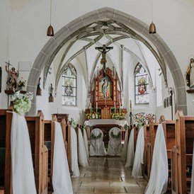 Hochzeit: direkt angrenzende, charmante Dorfkirche in Berg - GANGLBAUERGUT