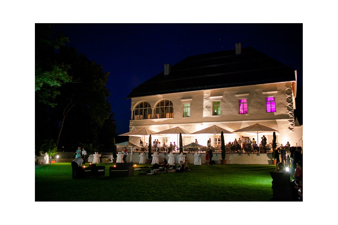 Hochzeit: Kino im Schlossgarten bei einer Hochzeit - Schloss Maria Loretto am Wörthersee