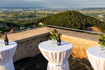 Hochzeit: Obere Bastei der Burg Forchtenstein mit einem herrlichen Ausblick auf das Burgenland. - Burg Forchtenstein
